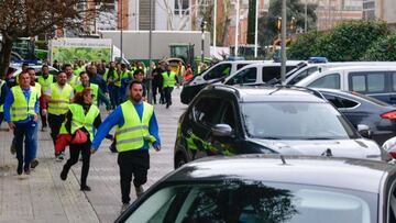 Un grupo de agricultores zarandea el coche de López Miras y bloquea la Asamblea de Murcia