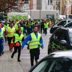 Un grupo de agricultores zarandea el coche de López Miras y bloquea la Asamblea de Murcia