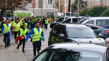 Un grupo de agricultores zarandea el coche de L車pez Miras y bloquea la Asamblea de Murcia