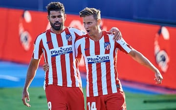 Diego Costa y Marcos Llorente celebran el gol contra el Levante.