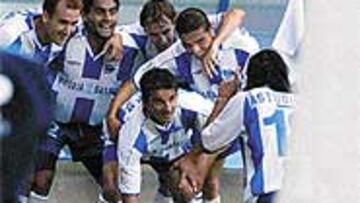 <b>IMAGEN DE UN GOL</B>. Los jugadores del Alavés se retratan tras su gol.