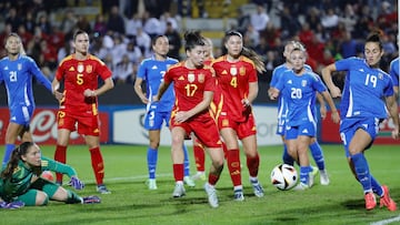Vicenza (Italy), 29/10/2024.- Spain'Äôs Lucia Garcia scoring chance during the friendly match woman soccer Italy vs Spain at Romeo Menti stadium in Vicenza, Italy, 29 October 2024. (Futbol, Amistoso, Italia, España, Roma) EFE/EPA/EMANUELE PENNACCHIO