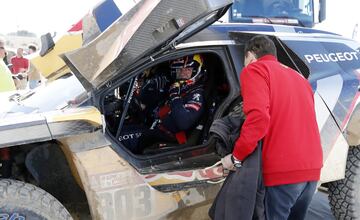 Tomás Roncero ejerció de copiloto de Carlos Sainz por un día en la base militar del Goloso a los mandos del Peugeot 3008 DKR Maxi, el mismo coche con el que el bicampeón ganó el Dakar 2018.