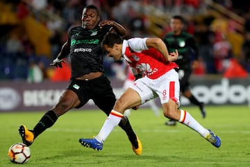 Santa Fe y Deportivo Cali empataron 1-1 en El Campín en el juego de ida de los cuartos de final de la Copa Sudamericana. Ezequiel Palomeque y Wilson Morelo (de penal) fueron los autores de los goles del partido que tuvo la primera aplicación del VAR en Colombia para anular una acción de gol de Arley Rodríguez por fuera de juego.