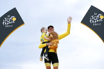 El hijo de Froome se roba el show en la premiación del Tour