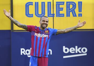 Jug¨® con el Barcelona de 2008 al 2016, a?o en el que se march¨® a la Juventus, y posteriormente al PSG y el Sao Paulo y finalmente otra vez recabando en el club donde le dio los mayores ¨¦xitos y reconocimiento cinco a?os despu¨¦s.