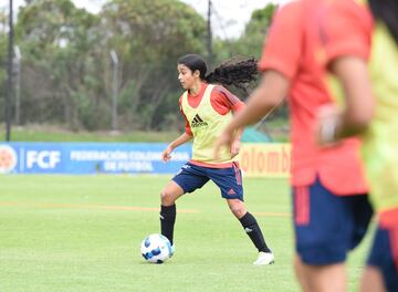 La Selección Colombia Femenina Sub 17 trabaja en Bogotá previo a su viaje a Uruguay, el próximo viernes 25 de febrero. El equipo nacional debutará en el Sudamericano ante Perú.