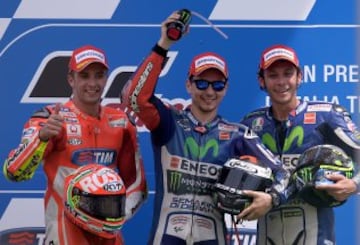 Andrea Iannone, Jorge Lorenzo y Valentino Rossi. 