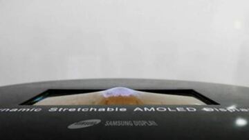 Un primer vistazo al grado de torsi&oacute;n de la pantalla OLED el&aacute;stica de Samsung.