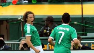 <b>ALEGRÍA. </b>Guardado celebró su gol a Paraguay con Pablo Barrera.