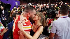 El apasionado beso de Taylor Swift y Travis Kelce celebrando la victoria en la Super Bowl