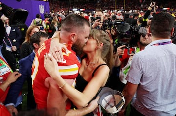 LAS VEGAS, NEVADA - FEBRUARY 11: Travis Kelce #87 of the Kansas City Chiefs and Taylor Swift embrace after defeating the San Francisco 49ers in overtime during Super Bowl LVIII at Allegiant Stadium on February 11, 2024 in Las Vegas, Nevada.   Ezra Shaw/Getty Images/AFP (Photo by EZRA SHAW / GETTY IMAGES NORTH AMERICA / Getty Images via AFP)