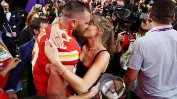 LAS VEGAS, NEVADA - FEBRUARY 11: Travis Kelce #87 of the Kansas City Chiefs and Taylor Swift embrace after defeating the San Francisco 49ers in overtime during Super Bowl LVIII at Allegiant Stadium on February 11, 2024 in Las Vegas, Nevada.   Ezra Shaw/Getty Images/AFP (Photo by EZRA SHAW / GETTY IMAGES NORTH AMERICA / Getty Images via AFP)