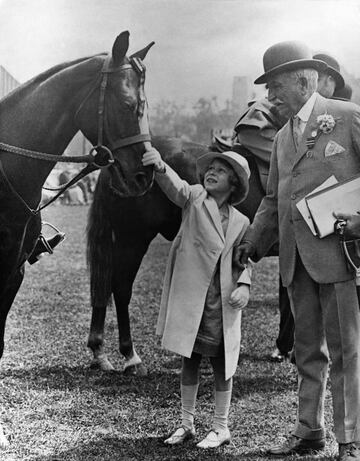 Isabel acariciando un caballo con siete años.  