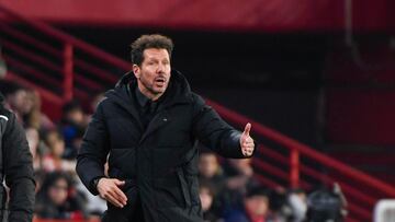 Diego Pablo Simeone, entrenador argentino del Atlético, da instrucciones este lunes, durante el partido con el Granada