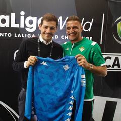 El bonito regalo del Betis a Iker Casillas: una camiseta de portero