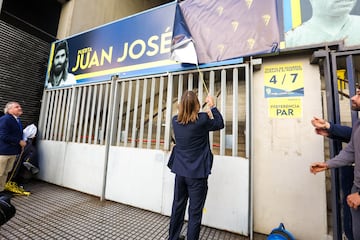 Juan Jos "Sandokn" junto a la puerta dedicada en su nombre en el Nuevo Mirandilla.