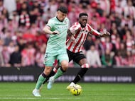 BILBAO, SPAIN - FEBRUARY 08: Alan Matturro of Levante UD is challenged by Inaki Williams of Athletic Club during the LaLiga EA Sports match between Athletic Club and Levante UD at Estadio de San Mames on February 08, 2026 in Bilbao, Spain. (Photo by Juan Manuel Serrano Arce/Getty Images)