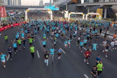 A 40 grados en el desierto y rodeado de rascacielos: así es la Dubái Run