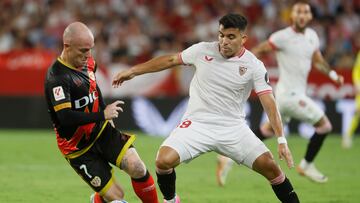 Sevilla, 11/08/2023.- El defensa del Sevilla Marcos Acuña (d) disputa una posesión ante Isi Palazón, mediocampista del Rayo Vallecano durante el partido de LaLiga que ambos equipos disputan este sábado en el estadio Sánchez Pizjuan de Sevilla. EFE/José Manuel Vidal