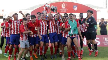 El Atlético celebra el título de Copa del Rey juvenil ante el Real Madrid.