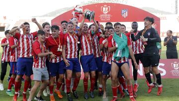 El Atl&eacute;tico celebra el t&iacute;tulo de Copa del Rey juvenil ante el Real Madrid.