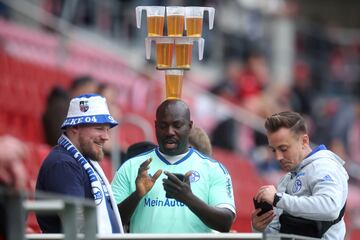 El protagonista de la imagen es un hincha del Schalke 04, aunque podría pasar por un equilibrista del Circo del Sol. El personaje acaparó las miradas en el MEWA Arena de Mainz durante la visita de su equipo al Mainz 05. Lo curioso no son las seis cervezas que sostiene sobre su cabeza, sino que, además, mira su telefono como quien no quiere la cosa. 