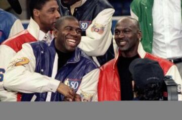 Michael Jordan y Magic Johnson en 1997, una vez retirado Johnson, en el acto donde le incluyeron entre los 50 mejores jugadores de la historia.