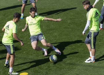 Isco (centre) trains with Real ahead of Saturday's LaLiga clash with Eibar.