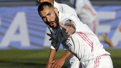 Karim Benzema, delantero franc&eacute;s del Real Madrid, celebra el primero de sus dos goles al Elche.