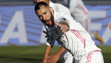 Karim Benzema, delantero francés del Real Madrid, celebra el primero de sus dos goles al Elche.
