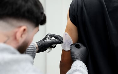 Preparación del nuevo tatuaje del tenista español en el estudio Ganga Tattoo de El Palmar, Murcia.