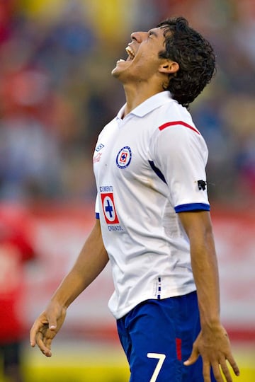 Jugó en Cruz Azul del 2010 al 2013.