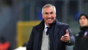 <b>CARÁCTER. </b>Reja da instrucciones durante un partido en Roma.