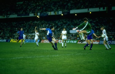 El 7 de mayo de 1986, todo estaba preparado para que el Barça levantase su primera Copa de Europa en Sevilla. Pero el portero del Steaua, Helmuth Ducadam, amargó la noche al equipo azulgrana. Con 0-0 al final de los 120 minutos y la polémica eterna de la sustitución de Schuster, que se marchó del Sánchez Pizjuán en taxi, Ducadam detuvo los penaltis lanzados por Alexanco, Pedraza, Pichi Alonso y Marcos Alonso. Meses después, Ducadam tuvo que retirarse del fútbol por una trombosis en un brazo. La arteria bloqueaba el flujo sanguíneo. Ducadam ni siquiera conserva los guantes de la final. "Tuve una crisis financiera y los vendí por menos de lo que merecían", dijo en fiebre Maldini.