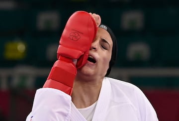 La china Gong Li patea en la cara a la egipcia Feryal Abdelaziz en la ronda eliminatoria de kumite + 61 kg de la competencia de kárate.