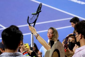 Así quedó la raqueta de Alexander Zverev debido al arrebato que sufrió tras perder en dobles del ATP 500 de Acapulco. El alemán la emprendió a raquetazos contra la silla del árbitro, insultando al juez del partido. A pesar de su posterior arrepentimiento, el número tres del mundo fue expulsado del torneo mexicano por conducta antideportiva.