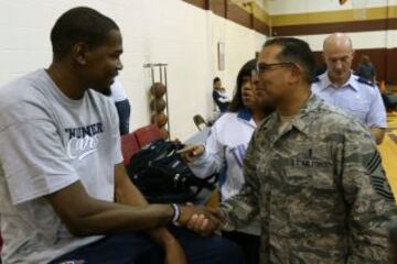 Kevin Durant saluda un miembro de las Fuerzas Aereas de los Estados Unidos.