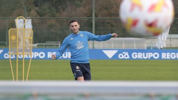 Lucas Pérez, rematando en un entrenamiento.