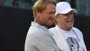 OAKLAND, CA - AUGUST 10: Head coach Jon Gruden (L) and Owner Mark Davis (R) of the Oakland Raiders talking with each other while looking on as their team warms up prior to the start of a preseason NFL football game against the Detroit Lions at Oakland Alameda Coliseum on August 10, 2018 in Oakland, California. Thearon W. Henderson/Getty Images/AFP
== FOR NEWSPAPERS, INTERNET, TELCOS & TELEVISION USE ONLY ==