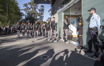 La plantilla de los Dragones Azules estuvo en el Hospital CUF de Oporto visitando a su portero Iker Casillas.