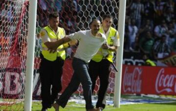 Un espontáneo saltó al terreno de juego después del gol de Joaquín