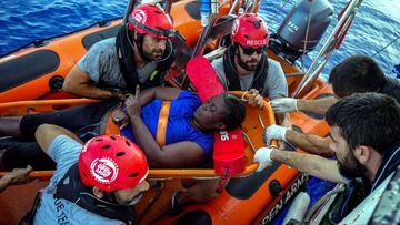 NBA Memphis player Marc Gasol and members of NGO Proactiva Open Arms rescue boat carry African migrant in central Mediterranean Sea, July 17, 2018. REUTERS/Juan Medina  RESCATE MEDITERRANEO