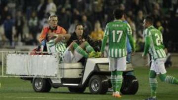 Xavi Torres, jugador del Betis, es retirado en camilla tras lesionarse durante el partido que enfrentó a su equipo con el Rijeka.