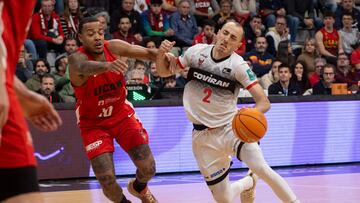 MURCIA, 28/12/2024.- El base francés de Coviran Granada Jonathan Rousselle (d) juega un balón ante el base estadounidense Troy Caupain, del UCAM, durante el partido de la décimo tercera jornada de la Liga Endesa que están disputando este sábado en el Palacio de los Deportes de Murcia. EFE/Marcial Guillén