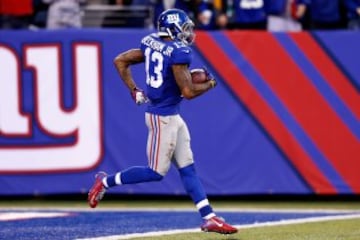 El rookie de los Giants revolucionó la liga la pasada temporada, batiendo un montón de récords y ayudando a más de uno a ganar la Fantasy. Tanto es así que será la imagen de la próxima edición del videojuego NFL por excelencia, pero... ¿logrará superar la maldición del Madden? A su favor tiene que está se ha ido diluyendo un poco con el paso del tiempo, pero hace apenas una década ésta era tan temida que hasta los propios fans de los Chargers llegaron a vetar que LaDainian Tomlinson apareciera en dicha carátula allá por 2007.