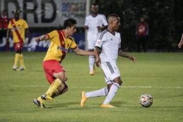 Fiesta, fútbol y goles fueron los ingredientes que se mezclaron en el estadio de Techo. 5 mil personas vieron la victoria de América 2-0 sobre Bogotá F.C.