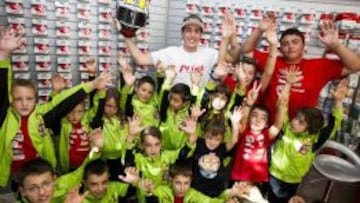 Aleix Espargaró rodeado de los niños de la escuela KSB de pilotos.