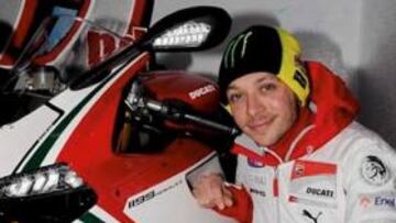 <b>DOS SÍMBOLOS. </b>Valentino Rossi junto a la Ducati 1199 Panigale.