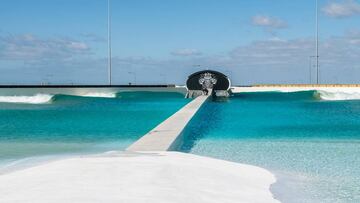 Las olas con tecnolog&iacute;a Wavegarden Cove ya rompen en URBNSurf Melbourne, la primera piscina de olas que abrir&aacute; al p&uacute;blico en Australia. 